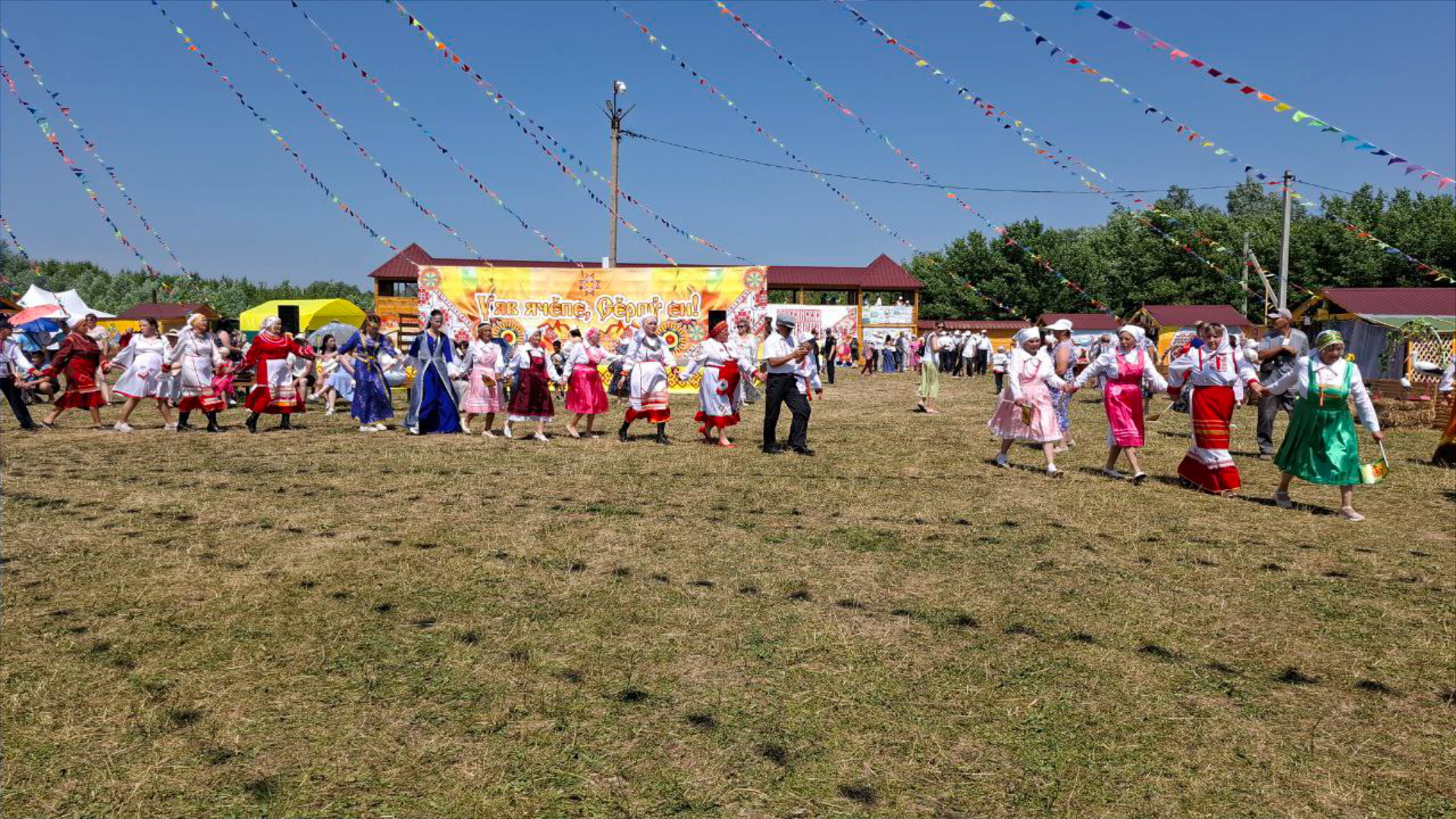 Традиционная «Тихвинская ярмарка» стала центром притяжения народных  умельцев — НациональнаяТелеРадиоКомпания